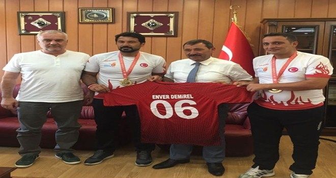 BAŞKAN DEMİREL ŞAMPİYON ANTRENÖRLERİ KABUL ETTİ