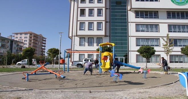 BEYPAZARI´NDA PARKLARA BAKIM VE ONARIM YAPILIYOR
