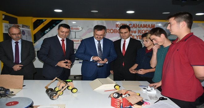 BAŞKAN GÜNEY, ROBOTİK VE KODLAMA ATÖLYESİNİ ZİYARET ETTİ