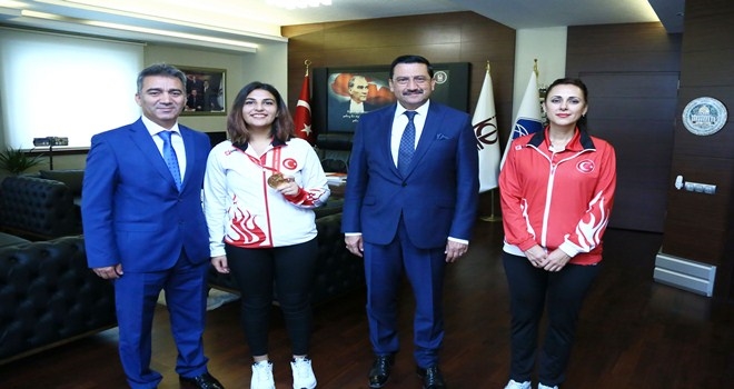 DÜNYA ŞAMPİYONUNDAN BAŞKAN AK´A ZİYARET