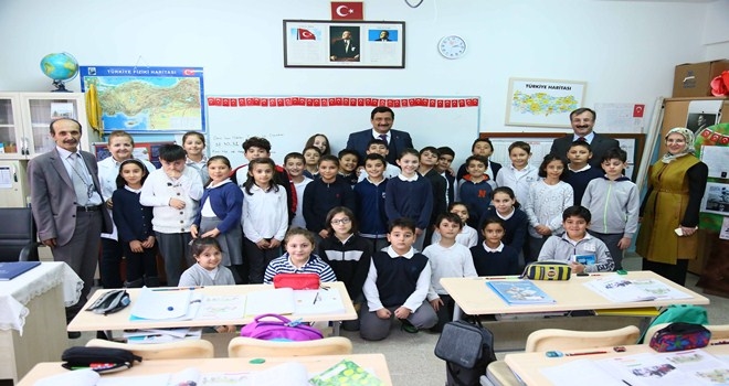 OKUL ZİYARETİNDE İKİ BAŞKAN EL ELE 