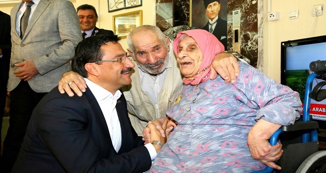 YÜZLERİ GÜLDÜREN ZİYARETTE YAŞLILARA YAKIN İLGİ 
