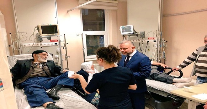 Ertürk tedavi gören vatandaşları yalnız bırakmadı