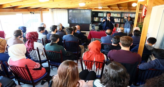 BAŞKAN AK, SİYASİ DENEYİMLERİNİ ÜNİVERSİTE ÖĞRENCİLERİYLE PAYLAŞTI