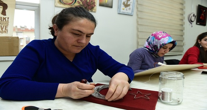 Çekiç, çivi ve tellerin büyüleyici dansı