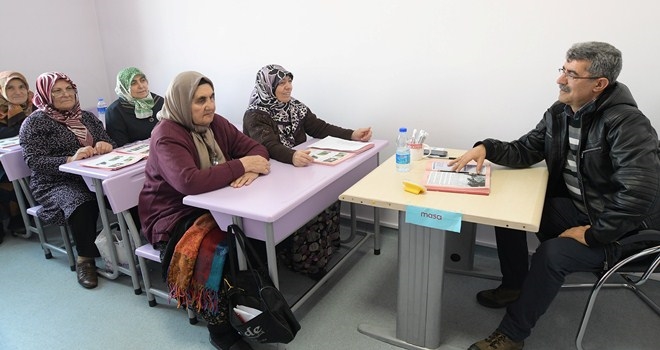 Hastanedeki görevliye kızdı okuma-yazma öğrendi