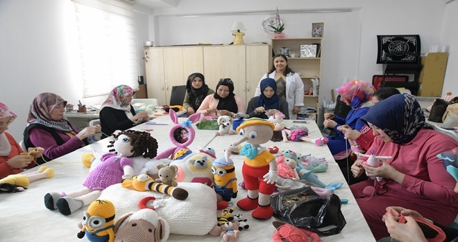 Mamaklı kadınlardan organik örgü bebek