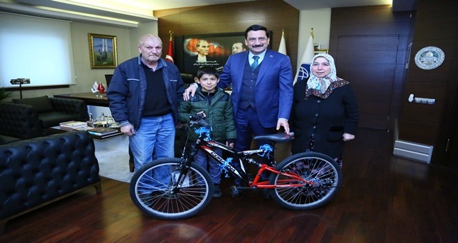 YUNUS EMRE´Yİ GÜLÜMSETEN HEDİYE BAŞKAN AK´TAN