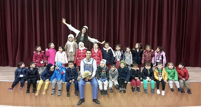 MİNİKLER TİYATRODA