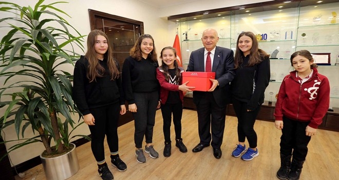 Öğrencilerden Yaşar´a Yeni Yıl sürprizi