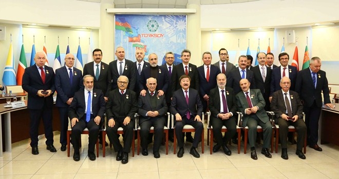 BAŞKAN AK´A TEŞEKKÜR MADALYASI