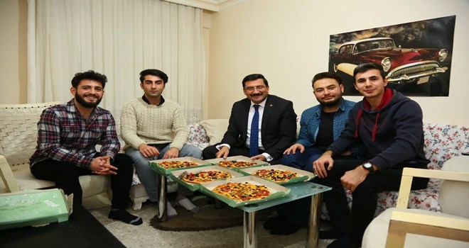 ÜNİVERSİTE ÖĞRENCİLERİNE PİZZA SÜRPRİZİ