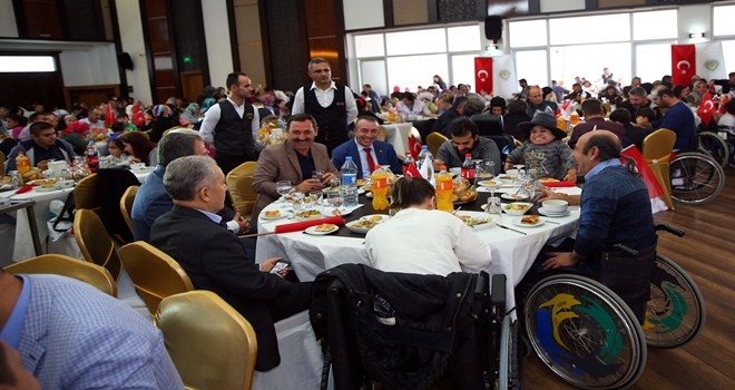 Engelliler yemekte buluştu
