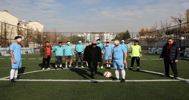 Yenimahalle´de farkındalık için gözleri bağlı maç yaptılar