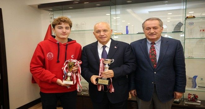 Genç eskrimci Başkan Yaşar´ı ziyaret etti