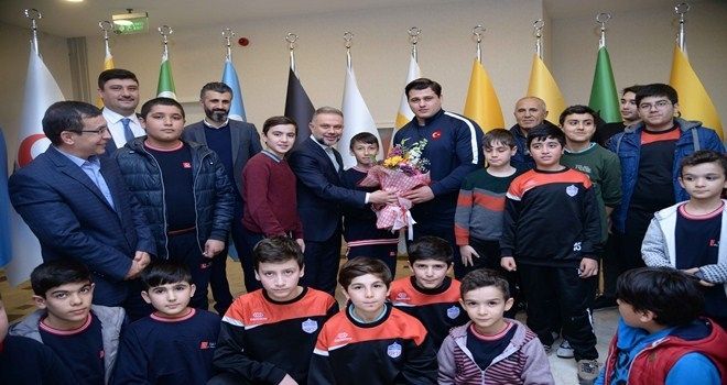 Kayaalp minik güreşçilerle buluştu