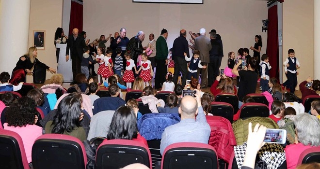 Dedeler ve nineler yarıştı minikler alkışladı