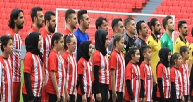 YALAN HABERLERİYLE TANINAN SPİKER İSMAİL, BALTAYI YİNE TAŞA VURDU!