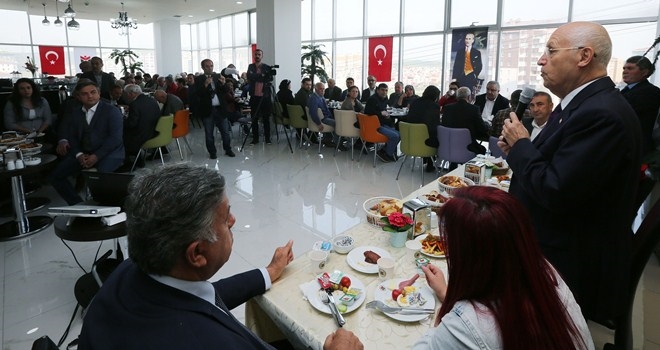 Yaşar, Ata Mahallesi esnafıyla kahvaltıda buluştu
