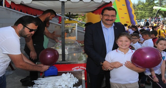 BAŞKAN AK, 23 NİSAN COŞKUSUNA ORTAK OLDU