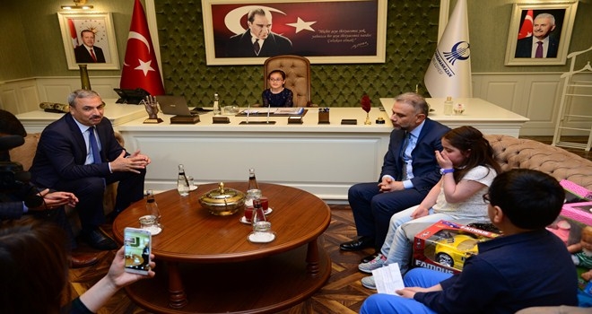 Ertürk koltuğunu minik Elif´e bıraktı 
