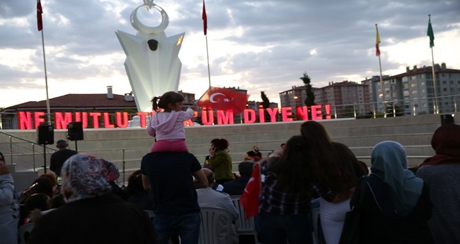 ATATÜRK MEYDANI´NDA 23 NİSAN COŞKUSU