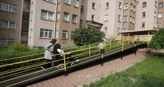 Yenimahalle Belediyesi´nden engelli vatandaşa rampa
