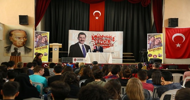 BAŞKAN AK TECRÜBELERİNİ GENÇLERLE PAYLAŞIYOR