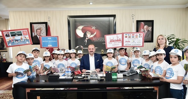 Akgül 20 öğrenci ile birlikte kitap okudu