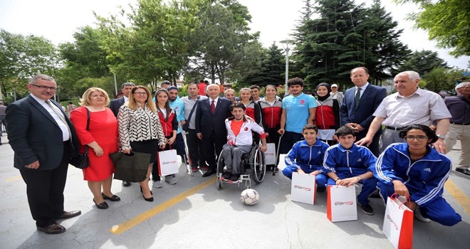 Yaşar, öğrenciler ve milli sporcuları bir araya getirdi