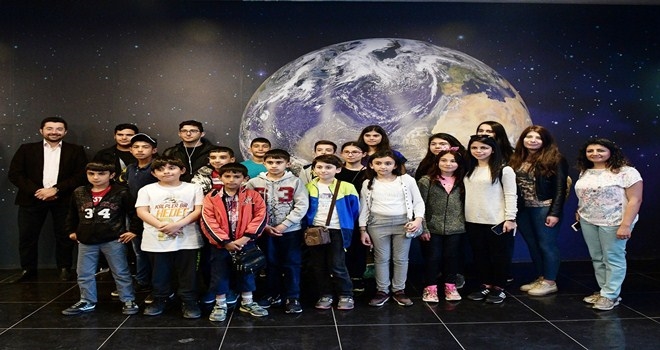 Başarılı gençler uzayı keşfetti