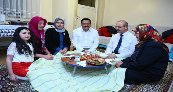 YER SOFRASINDA ÇAT KAPI İFTAR 