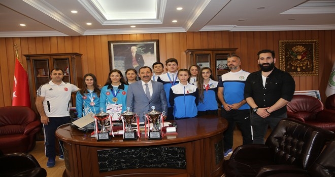DEMİREL ŞAMPİYONLARI ÖDÜLLENDİRDİ