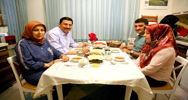 ŞEHİT AİLESİ İFTARDA BAŞKAN AK´IN EVİNE KONUK OLDU