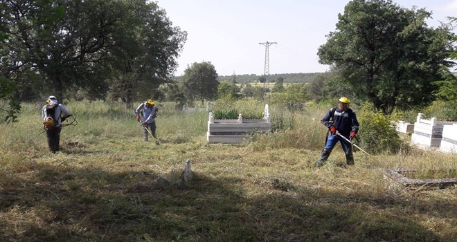 Mezarlık Temizleme ve Ot Biçme İşlemleri Sürüyor