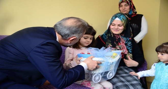Bayramlıklar ve oyuncaklar belediyeden