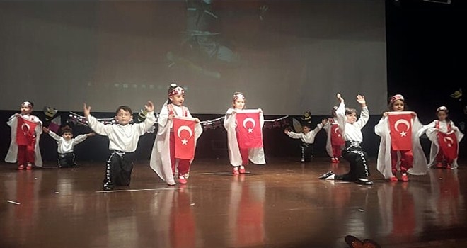 NEŞELİ MİNİKLERDEN YILSONU GÖSTERİSİ