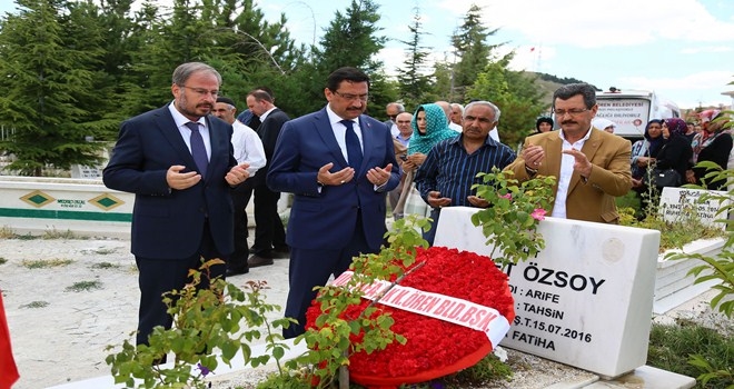 BAŞKAN AK´TAN 15 TEMMUZ ŞEHİTLERİNE KABİR ZİYARETİ