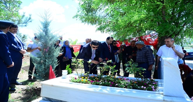 Şehitler mezarları başında anıldı
