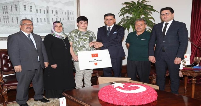 Vali Topaca, ?Zenginliğimiz Farklılığımız? Temalı Resim Yarışmasında Dereceye Giren Öğrencileri Ödüllendirdi