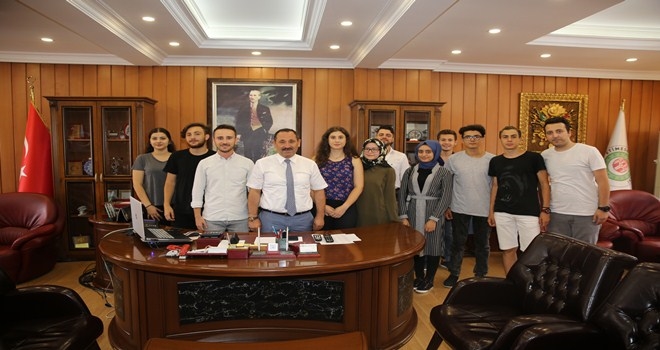 Gençler Demirel´i ziyaret etti