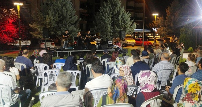 YAZ KONSERİ KEÇİÖRENLİLERİ MEST ETTİ