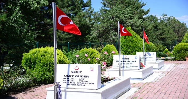 Mezarlık bayrama hazır