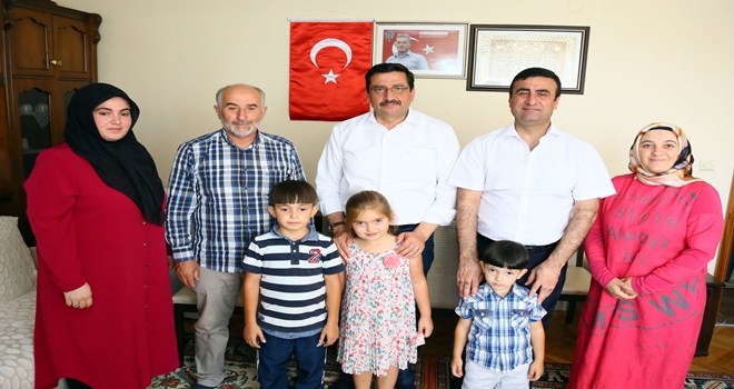 BAŞKAN AK, ŞEHİT AİLELERİNİ YALNIZ BIRAKMIYOR