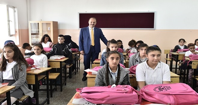 Akgül´den öğrencilere ilk gün sürprizi