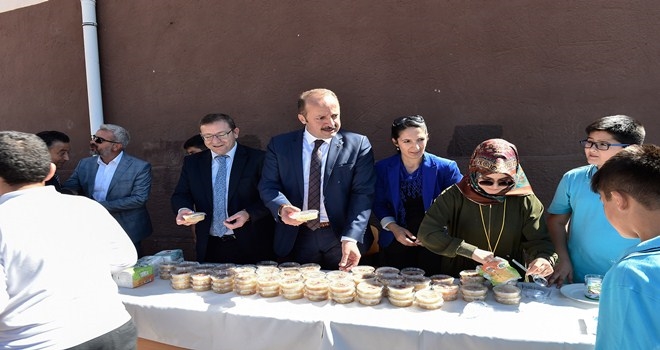 Akgül´den öğrencilere aşure ikramı