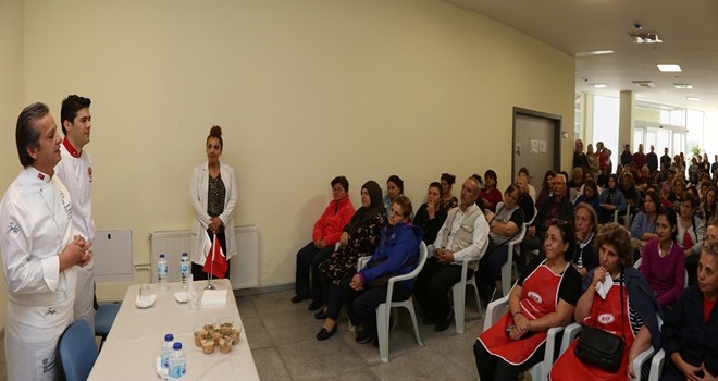 Ünlü aşçı YENİMEK kursiyerlerine aşure tarifi verdi