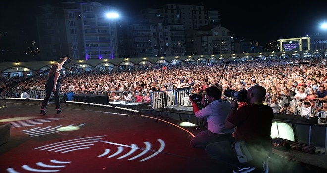 SERTAP ERENER´E 100 BİN KİŞİLİK KORO