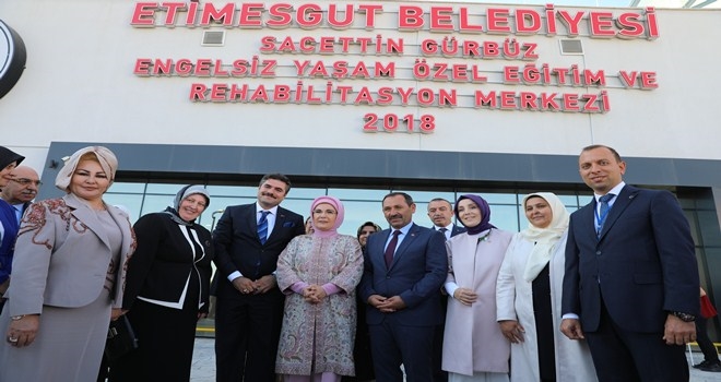 EMİNE ERDOĞAN ENGELSİZ YAŞAM MERKEZİ´Nİ ZİYARET ETTİ