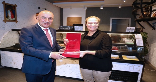 ÖRNEK ESNAFA BAŞKAN ALTINOK´TAN PLAKET